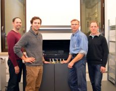 V.l.n.r.: Dennis Wendt (FraunhoferEMB), Alexander Mildner (FabLab TZL), Reinhard Schulz (Wissenschaftliche Werkstatt Feinmechanik der Universität), Dirk Steinhagen (Institut für Medizintechnik der Universität)