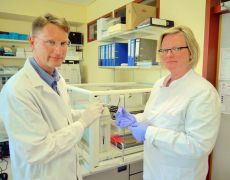 Prof. Habermann bereitet mit seiner Mitarbeiterin Katja Klempt-Gießing einen Biochip für das maschinelle Auslesen vor.